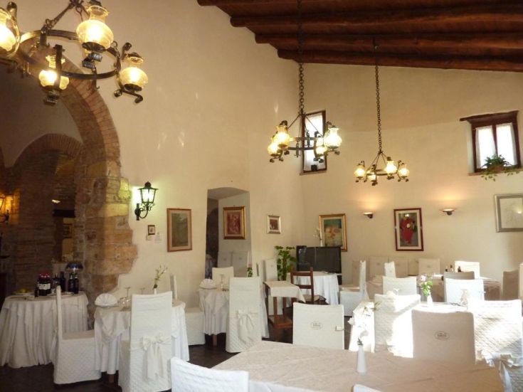 Un ristorante semplice, con tavoli in legno e un'atmosfera calorosa. Luogo adatto per cene tranquille.