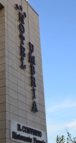 Il palazzo è situato in un ambiente sereno, circondato da verde, ideale per una pausa rilassante.