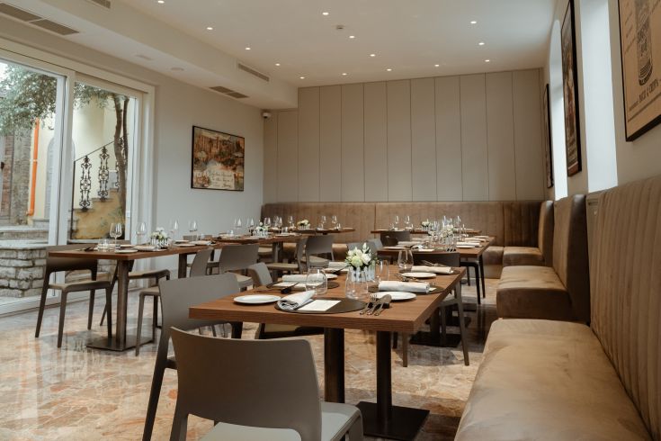 Intérieur d'un restaurant avec des tables soigneusement dressées et un éclairage doux.