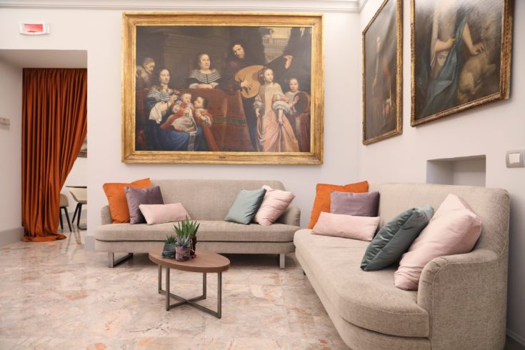 Un cadre spacieux et agréable avec des canapés et une décoration simple. Une atmosphère accueillante et confortable.