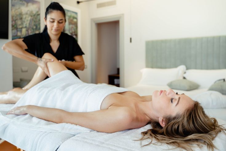 Traitement relaxant dans un environnement calme, axé sur les massages et le bien-être du corps.