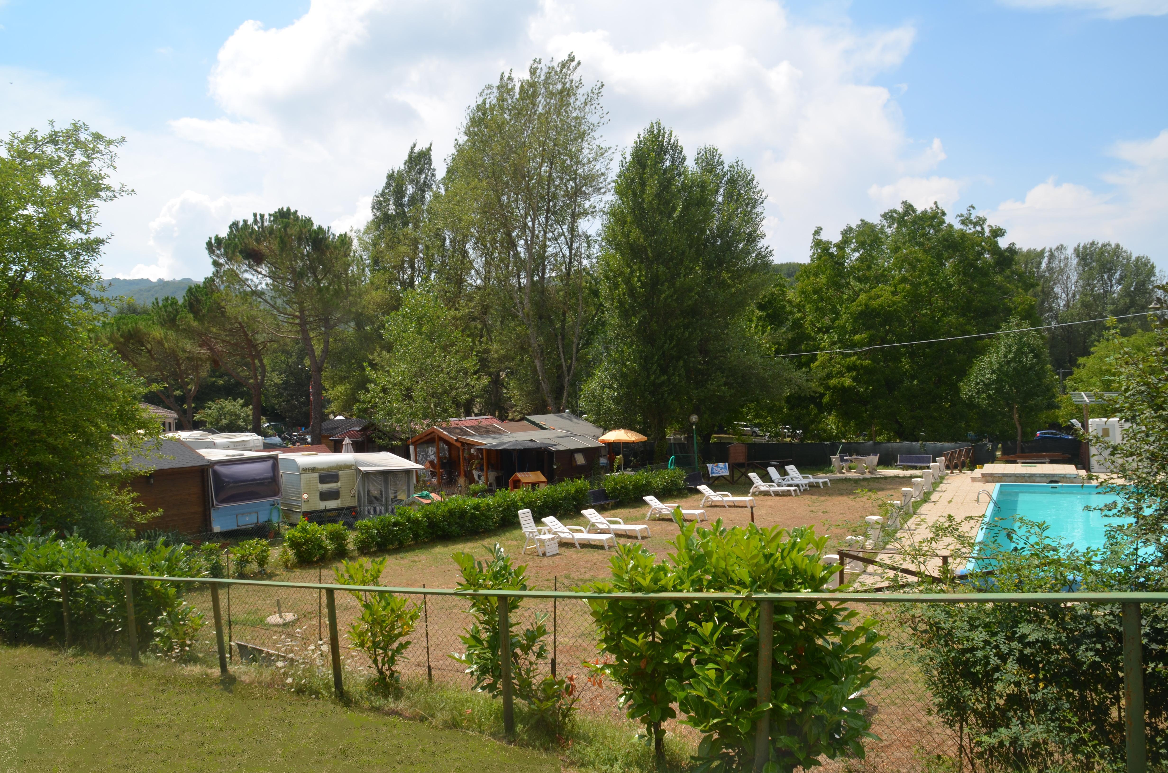 Un'area tranquilla con piazzole circondate dalla natura e una piscina per rinfrescarsi.
