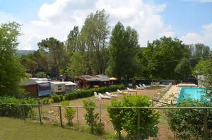 Un'area tranquilla con piazzole circondate dalla natura e una piscina per rinfrescarsi.