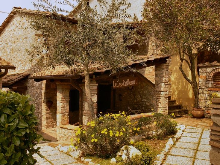 Ein rustikales Landhaus, umgeben von Hügeln und Grün, bietet eine entspannende Panoramaaussicht.
