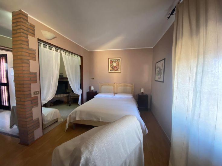 Ein einfaches Zimmer in einem Bauernhof, umgeben von Landschaft, perfekt für eine Naturpause.