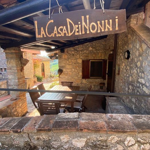 Außenbereich mit Tisch und Stühlen, umgeben von Pflanzen und Bäumen, perfekt für ruhige Momente.