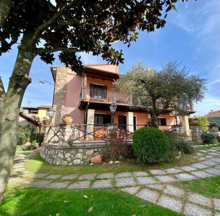 Ein charmantes Agriturismo in einem alten Steingebäude, umgeben von üppigem Grün, perfekt für eine entspannende Auszeit.