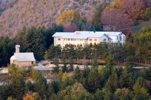 L'Hôtel Don Bosco est entouré par la nature, avec des chambres confortables et un restaurant servant des spécialités locales.