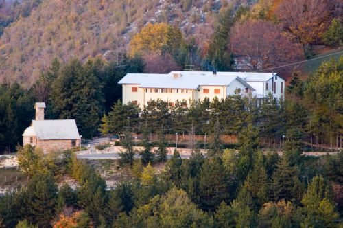 Das Hotel Don Bosco ist von der Natur umgeben und bietet komfortable Zimmer sowie ein Restaurant mit lokalen Spezialitäten.