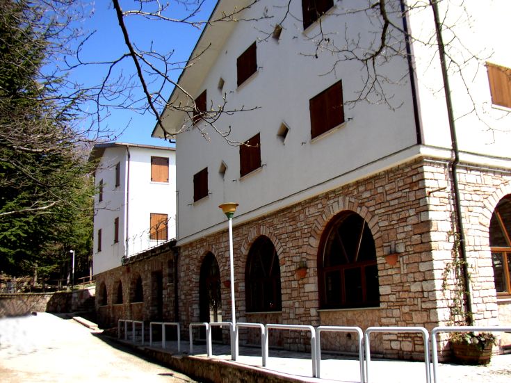 L'Hôtel Don Bosco, un hébergement confortable au cœur de la nature, avec des chambres accueillantes et un restaurant proposant des plats locaux.