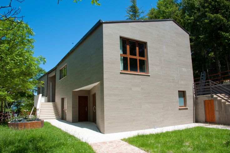 Hôtel contemporain entouré d'espaces verts, idéal pour les familles et les groupes.