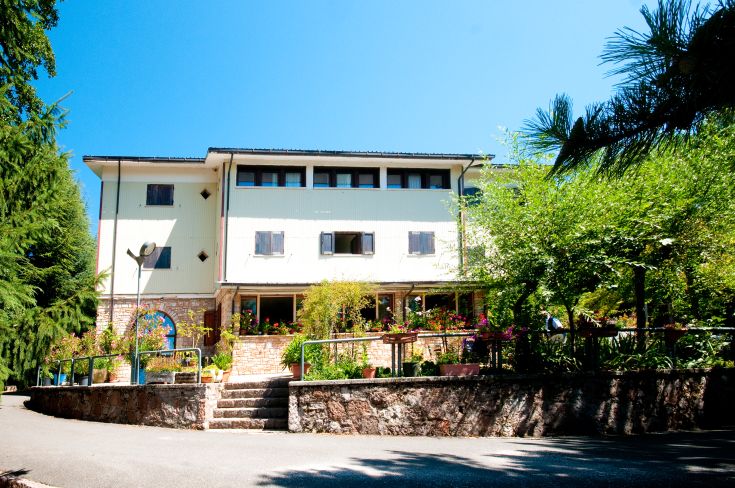 Un hôtel entouré de verdure, idéal pour les familles, avec des chambres confortables et un restaurant servant des plats savoureux.