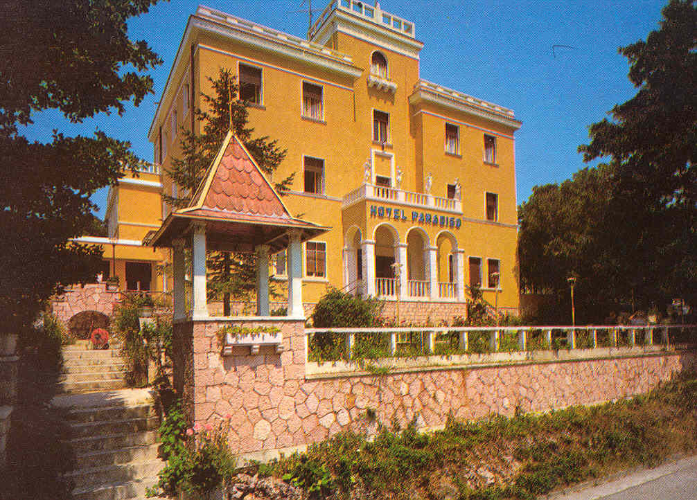 Hotel Ristorante Paradiso, situato in Valle di Spoleto, offre sistemazioni confortevoli e una cucina di qualità.