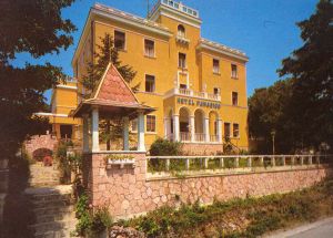 Hotel Ristorante Paradiso, situato in Valle di Spoleto, offre sistemazioni confortevoli e una cucina di qualità.
