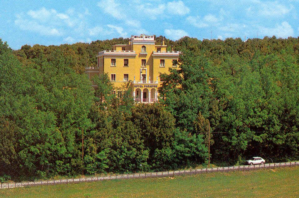 Hotel and restaurant located in Monteluco di Spoleto, surrounded by nature for a relaxing stay.