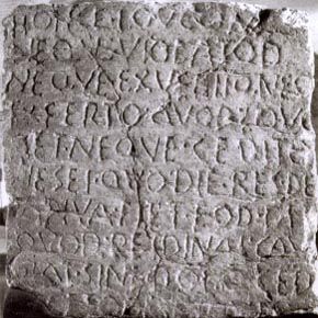 Un'antica tavoletta con iscrizioni, rappresentativa di una storia passata.