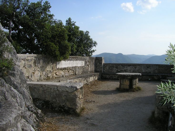 Panorama da una terrazza di un contesto sereno, ideale per rilassarsi immersi nella natura.