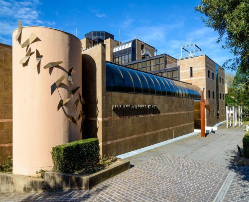 Modernes Gebäude mit einem markanten Design, das sich im zentralen Teil einer historischen Stadt in Umbrien befindet.