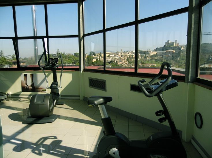 Sports facility with panoramic views of the surrounding area, ideal for fitness activities.