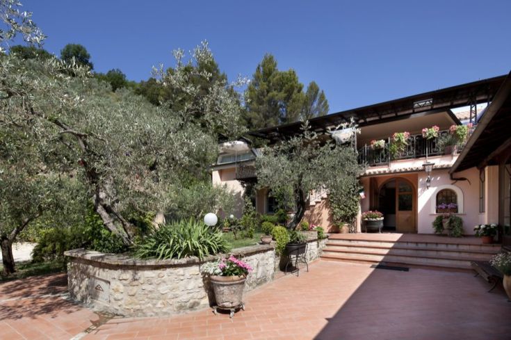 Struttura semplice circondata dal verde, adatta per soggiorni e ristorazione a Spoleto.