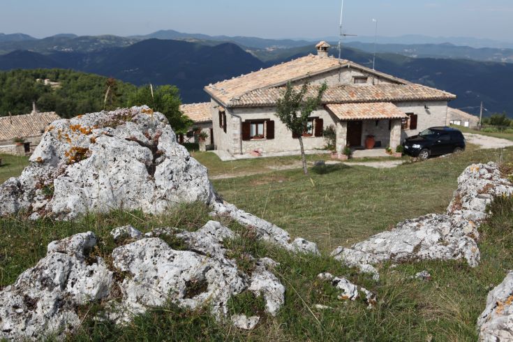 Struttura rustica tipica dell'Umbria, immersa nelle colline. Adatta per escursioni e momenti di relax. 
