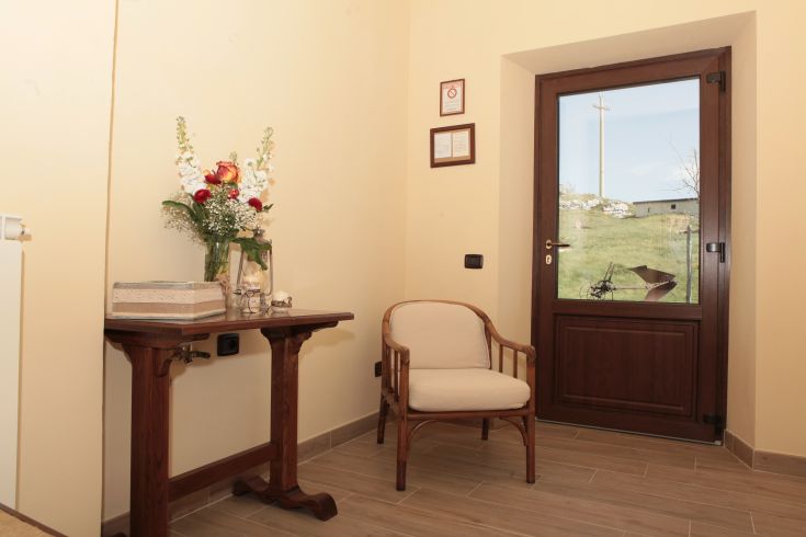 Angolo del Agriturismo Bartoli con fiori colorati e arredamento semplice.