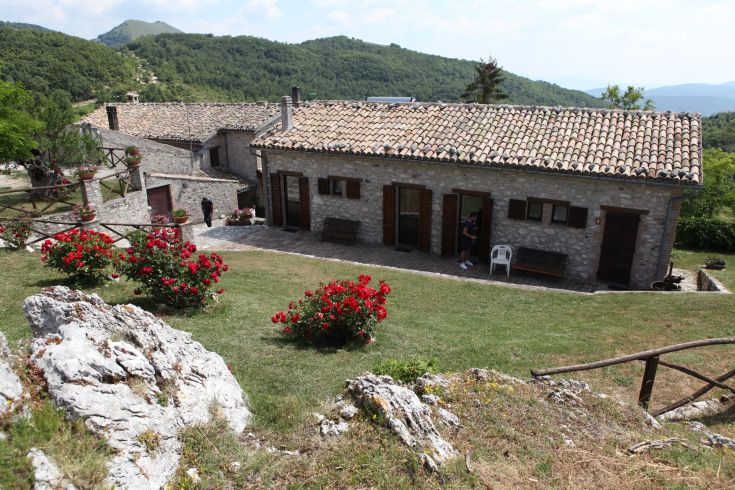 Un agriturismo circondato da un ampio spazio verde, perfetto per passeggiate e attività nella natura.