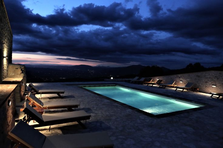 Rilassati a bordo piscina mentre il sole tramonta, creando un'atmosfera tranquilla.