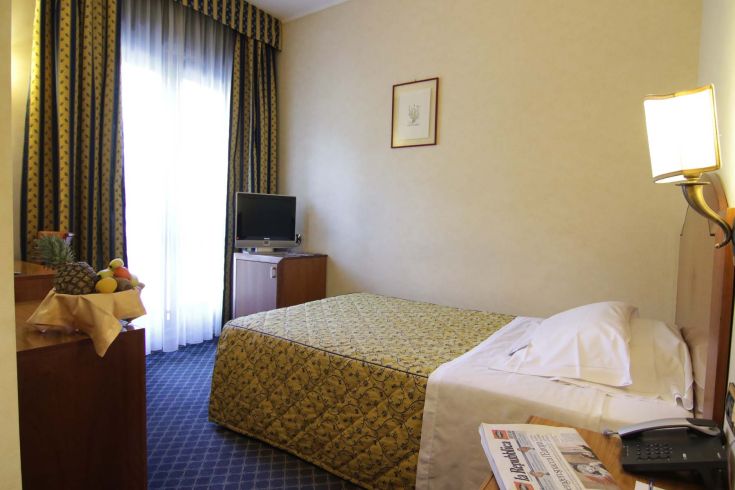 Simple room at Hotel Garden in Terni, featuring fresh fruit and a television.