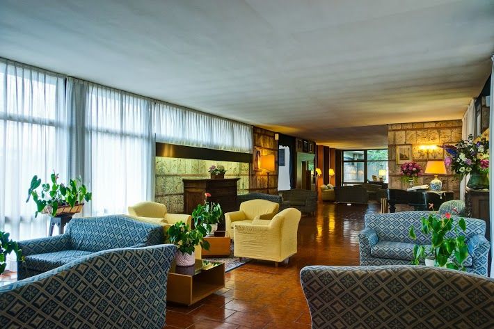 Comfortable atmosphere with sofas and plants, perfect for relaxation moments.