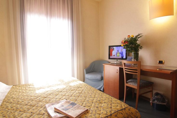 Cozy room of the Garden Hotel, perfect for a stay in Terni, featuring simple and bright furnishings.