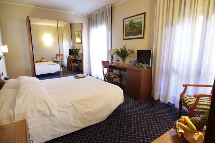 Spacious and well-lit room of the Garden Hotel, ideal for a visit to Terni.