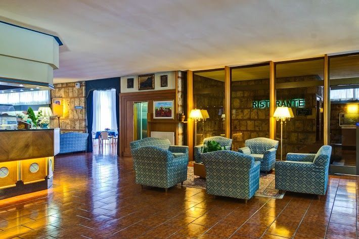 Cozy foyer area of the Garden Hotel in Terni, perfect for welcoming guests and making them feel at home.