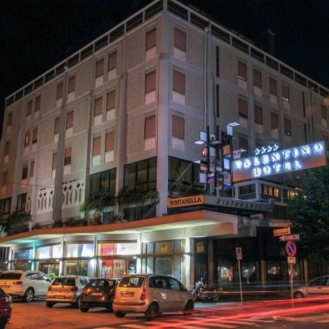 L'Hotel Valentino è un albergo a 4 stelle situato nel centro di Terni, che offre servizi confortevoli e opzioni di ristorazione tradizionali.