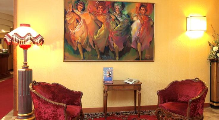 Un angolo dell'Hotel de Paris, caratterizzato da arredi classici e un'atmosfera calorosa.