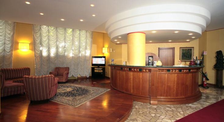 Ambiente tranquillo e accogliente nella hall di un palazzo, adatto per momenti di relax.