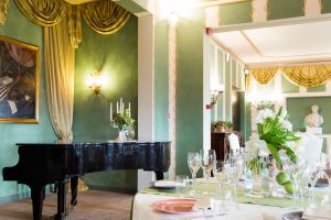 Sala da pranzo con piano e decorazioni sobrie.