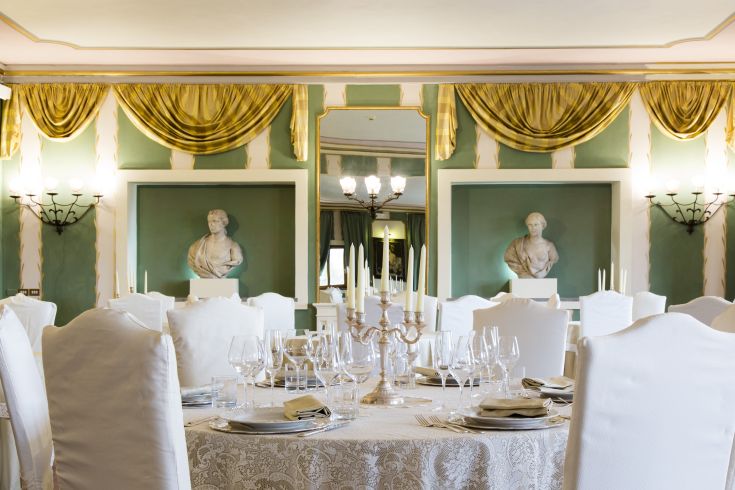 Spaziosa sala da pranzo con decorazioni semplici e un'atmosfera accogliente, adatta per riunioni e cene.