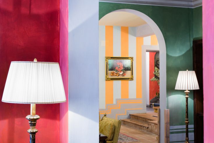 Interni luminosi e colorati, con lampade eleganti che offrono una sensazione di conforto.