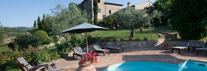 Un'area tranquilla in Umbria, caratterizzata da una piscina e ampi spazi verdi, perfetta per un soggiorno rilassante.