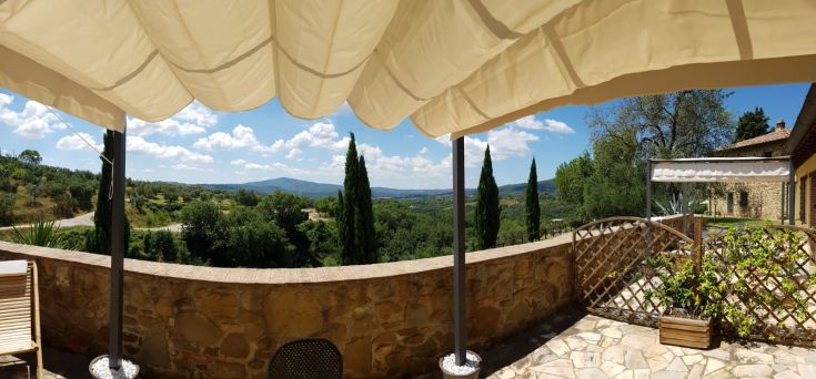 Scena sulle dolci colline umbre da un agriturismo accogliente. Un luogo tranquillo per godere della natura.