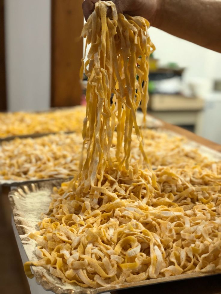 Fresca pasta appesa, simbolo di un'autunno dedicato alla cucina.