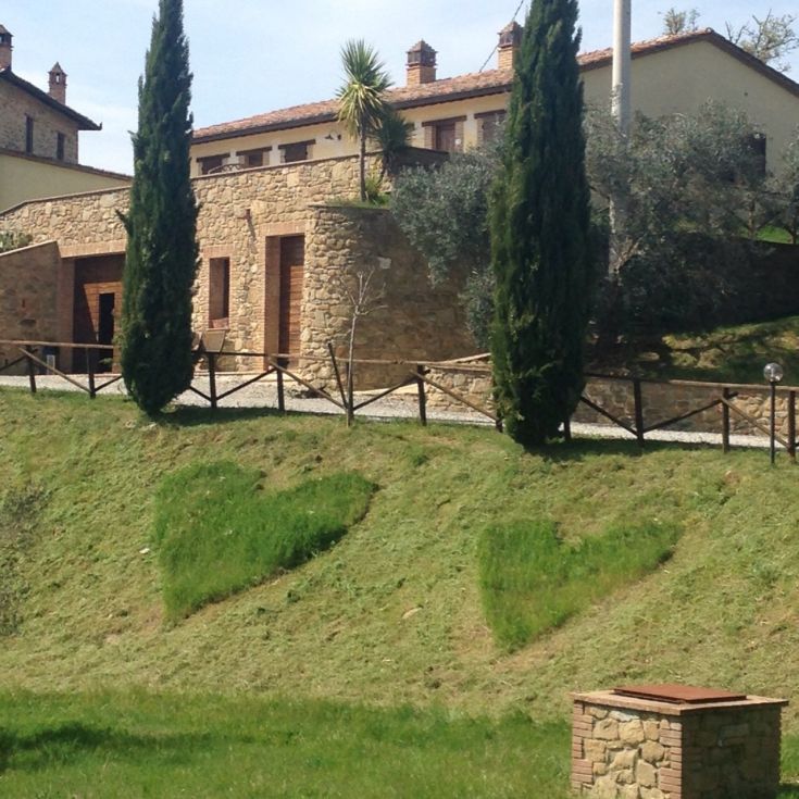 Agriturismo circondato da alberi e aree verdi, ideale per rilassarsi in un ambiente tranquillo.