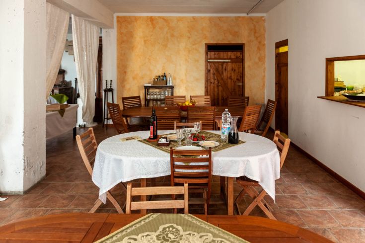 Interno di un agriturismo con tavoli in legno e decorazioni sobrie.