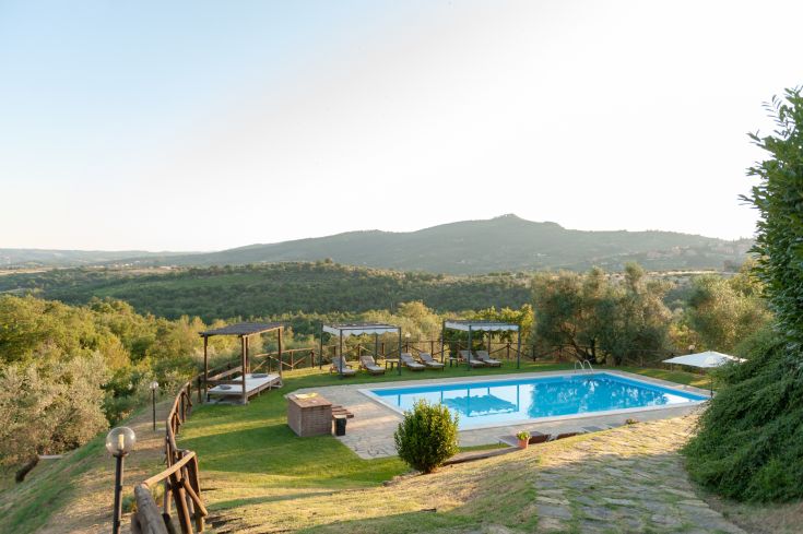 Una piscina immersa nel verde, circondata da colline e oliveti. Ottima per rilassarsi e praticare trekking.