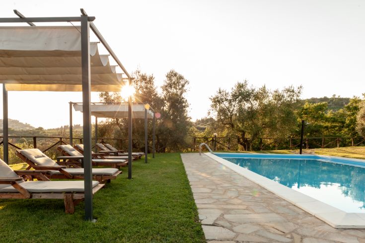 Relax nella natura di un agriturismo con piscina e panorama sulle colline circostanti. Un luogo ideale per una pausa tranquilla!
