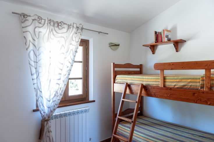 Spazio semplice con letto a castello e decorazioni colorate, adatto per famiglie o gruppi di amici.