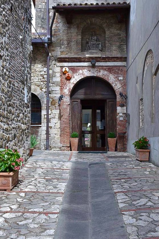 Un bâtiment historique dans un cadre paisible, idéal pour une pause détente en Ombrie.