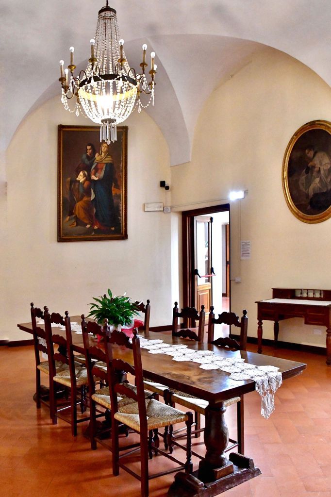 Eine ruhige Klosterumgebung mit einem Kronleuchter und Wanddekorationen. Perfekt für Rückzüge und Treffen.