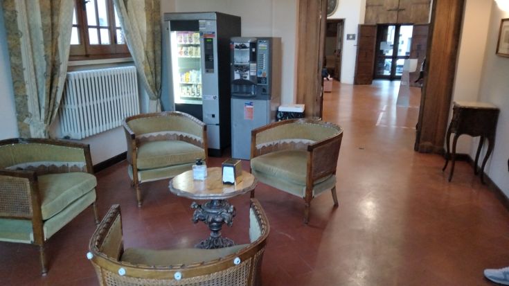 Ein einfacher Entspannungsbereich mit Vintage-Elementen, ideal für eine ruhige Auszeit.